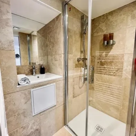 Ben Nevis Charming Studio In The Heart Of The Lively Life Of The Pre Carre Apartment